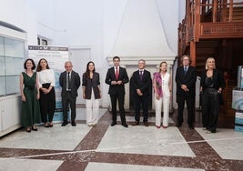 Idoia Otaegui, Silvia Churruca, Juan Ignacio Pérez, Bakartxo Tejeria, Imanol Pradales, Joxerramon Bengoetxea, Eider Mendoza, Xabier Ezeizabarrena y Miren Arzalluz, este miércoles en la inauguración en Donostia.
