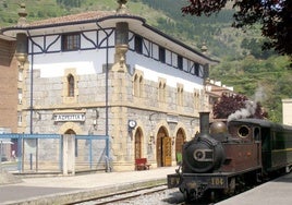 El Museo Vasco del Ferrocarril de Euskotren junto a un tren de vapor