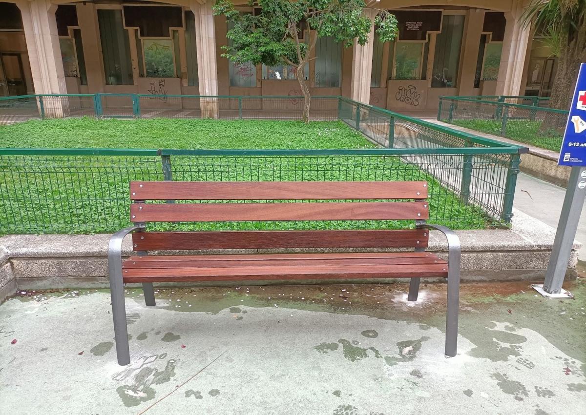 Imagen secundaria 1 - Mantenimiento Urbano renueva 80 bancos en cuatro barrios de Donostia