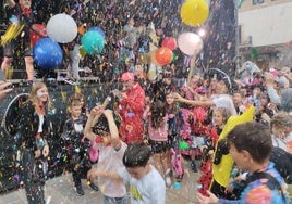La primera explosión de alegría con el pregón en la plaza.