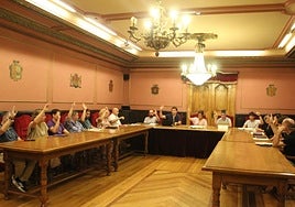 Los ediles votaron la moción punto por punto absteniéndose Bildu en dos de las diez peticiones planteadas.