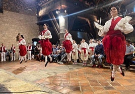 Momento culmen de los ezpata dantzaris de Irrintzi durante el baile ante la Virgen.