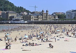 La playa de La Concha de Donostia, abarrotada de gente durante un día de calor en junio.