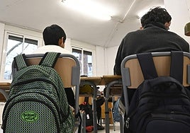 Dos alumnos de 6º de Primaria atienden en clase de un colegio de Donostia.