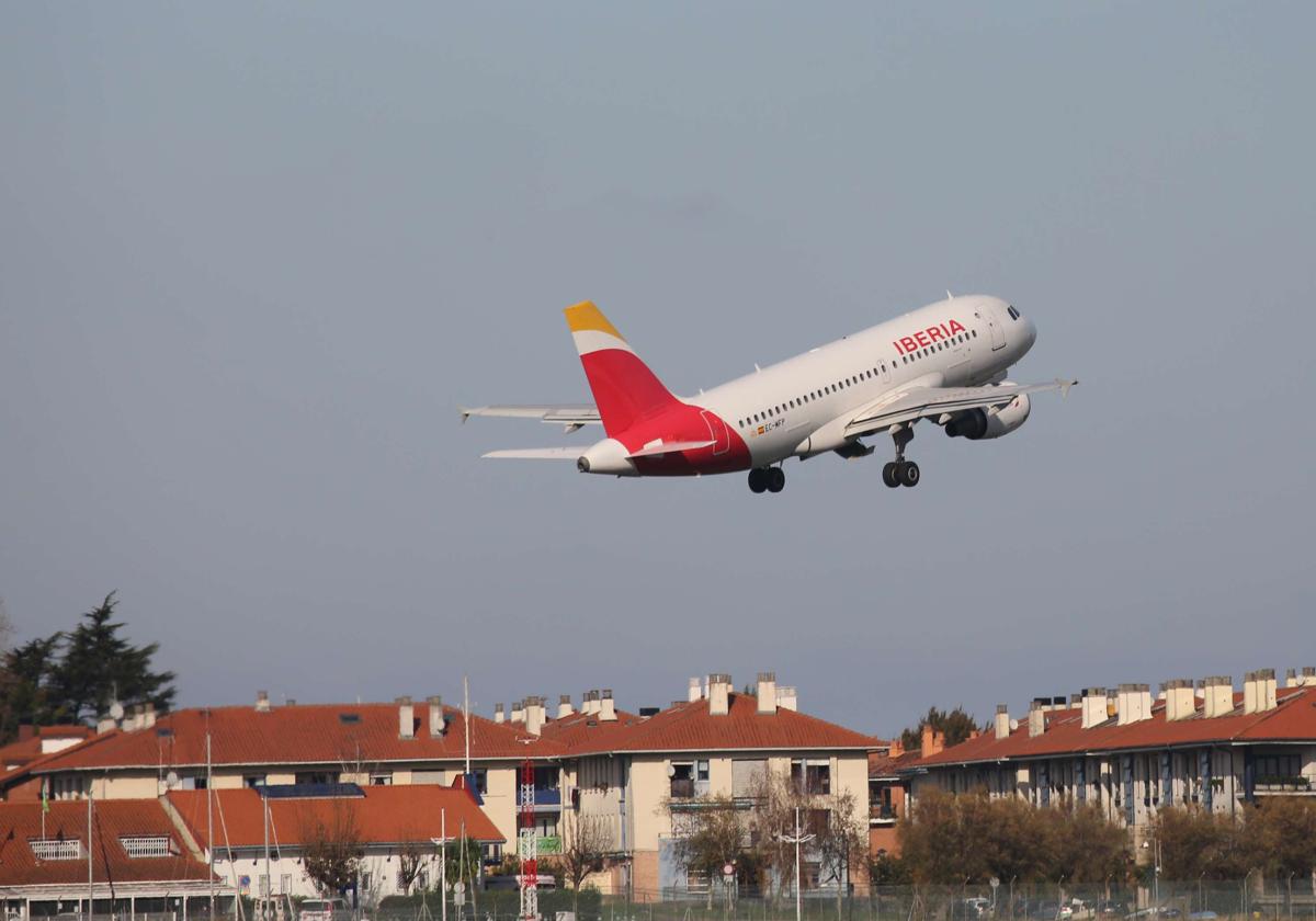 Un avión de Iberia despegando de Hondarribia.