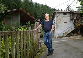 Juan Carlos Garitano posa junto al caserío Ubago.