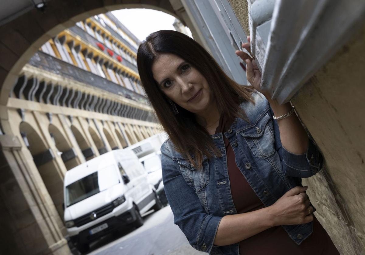 Dolores Redondo, ostegun honetan, Donostiako Alde Zaharrean.