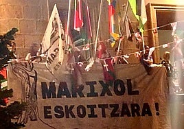 Pancarta colgada en el balcón del Ayuntamiento de Eskoriatza.