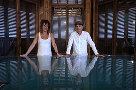 La médico forense Patricia Rodríguez y el psicólogo Patxi Izaguirre, en el Palacio de Miramar durante en los Cursos de Verano de EHU.