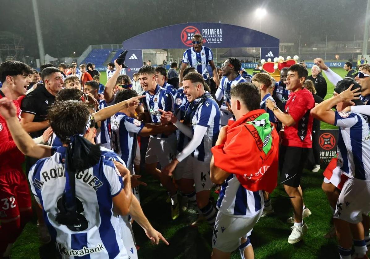 Invasión de campo de los aficionados de la Real durante la celebración de ascenso del Sanse en Zubieta.