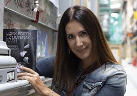 Redondo con un ejemplar de la traducción en euskera de su última novela, 'Las que no duermen. Nash', este jueves en Donostia.