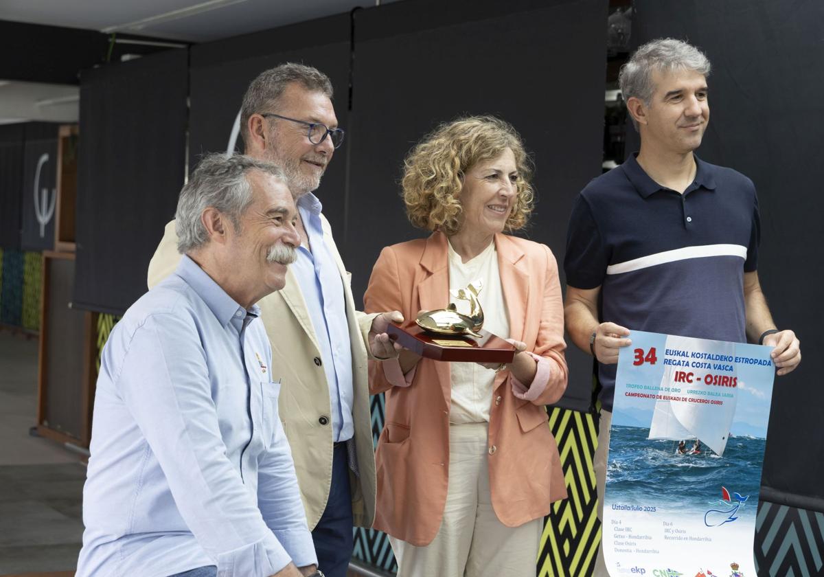 Pío Aguirre, Eduardo García, Edurne Egaña y Xabier Mendiguren posan con la Ballena de Oro.