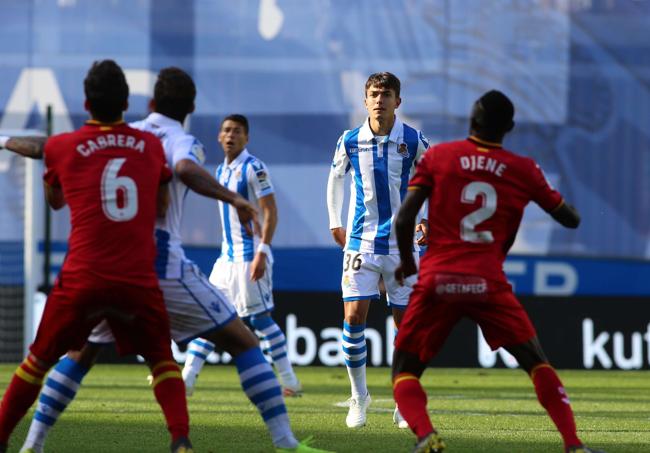 El 28 de abril de 2019, a los 20 años de edad, debutó como jugador de la Real en un partido de Liga ante el Getafe en el Reale Arena a las órdenes de Imanol