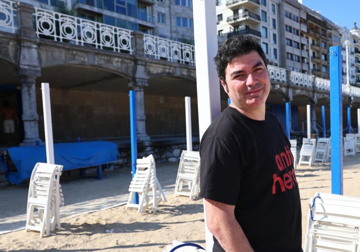 Es un maestro de esgrima, es un pionero, es un veraneante. Adrián, en La Concha.