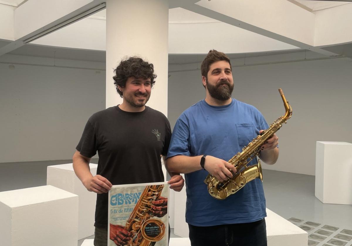 Xabier Oruesagasti, director de EibarSax, y Andoni Zabala, concejal de Cultura.