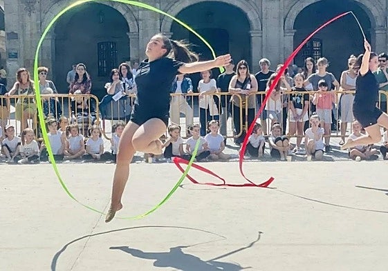 Exhibición de gimnasia en la plaza.