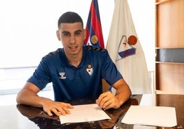 Asier Santolaya firma con el filial por dos temporadas.
