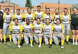 Las juveniles oriotarras en Pamplona, antes del partido que les enfrentó a las anfitrionas del Club Izaga.