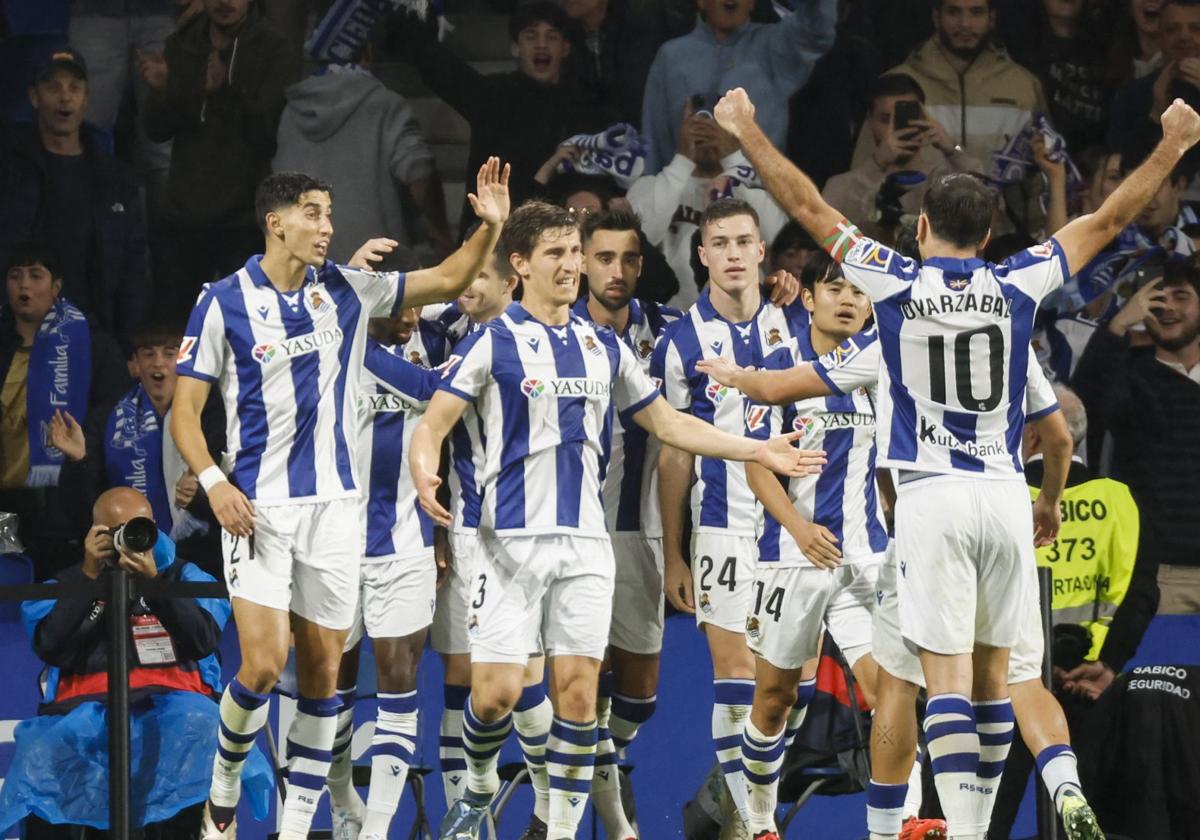 Jugadores de la Real celebrando un gol la pasada temporada con la publicidad de Yasuda.