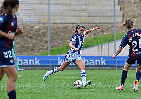 Amaiur chuta a puerta en un partido contra el Eibar.