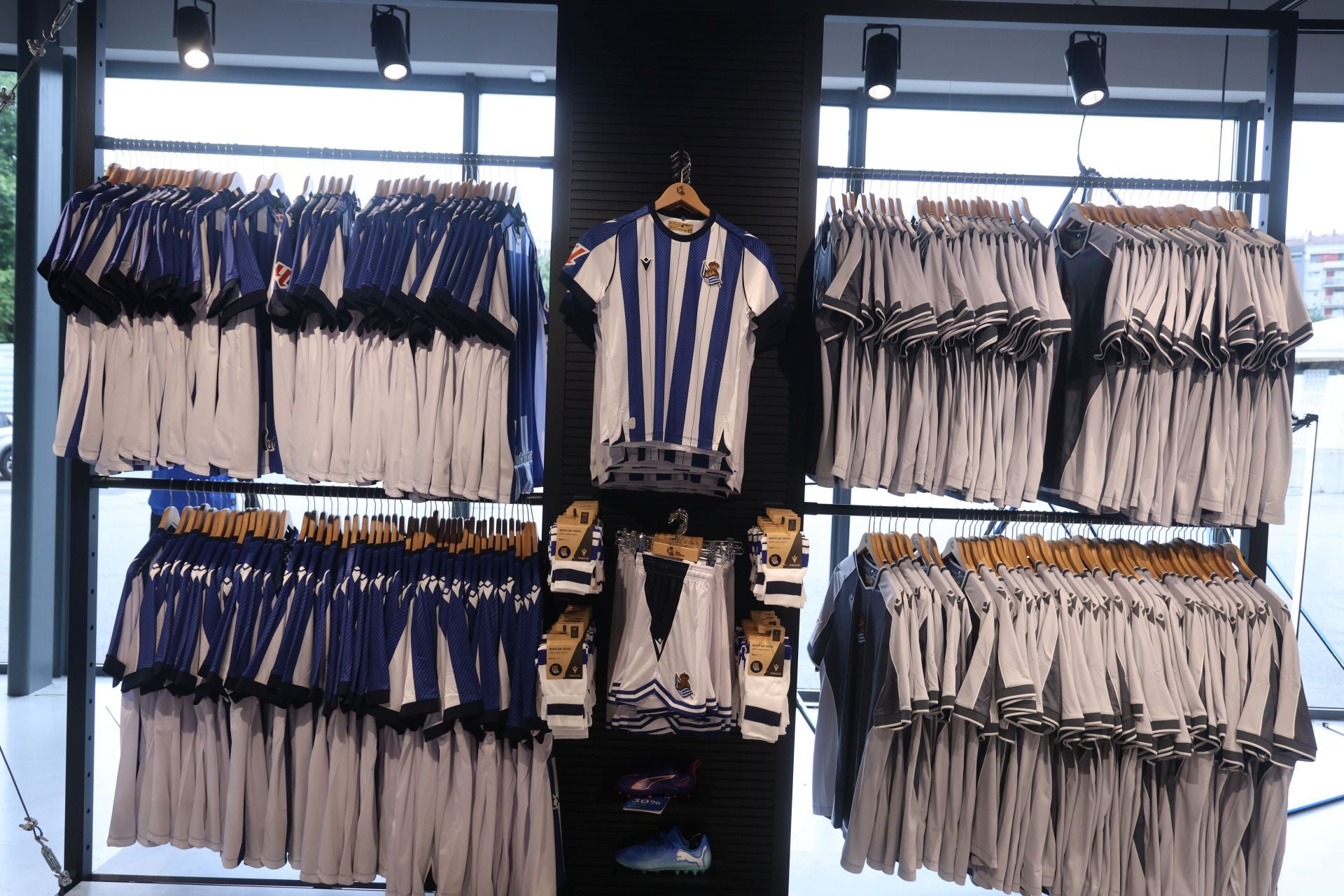 Las primeras equipaciones de la Real ya están vendidas