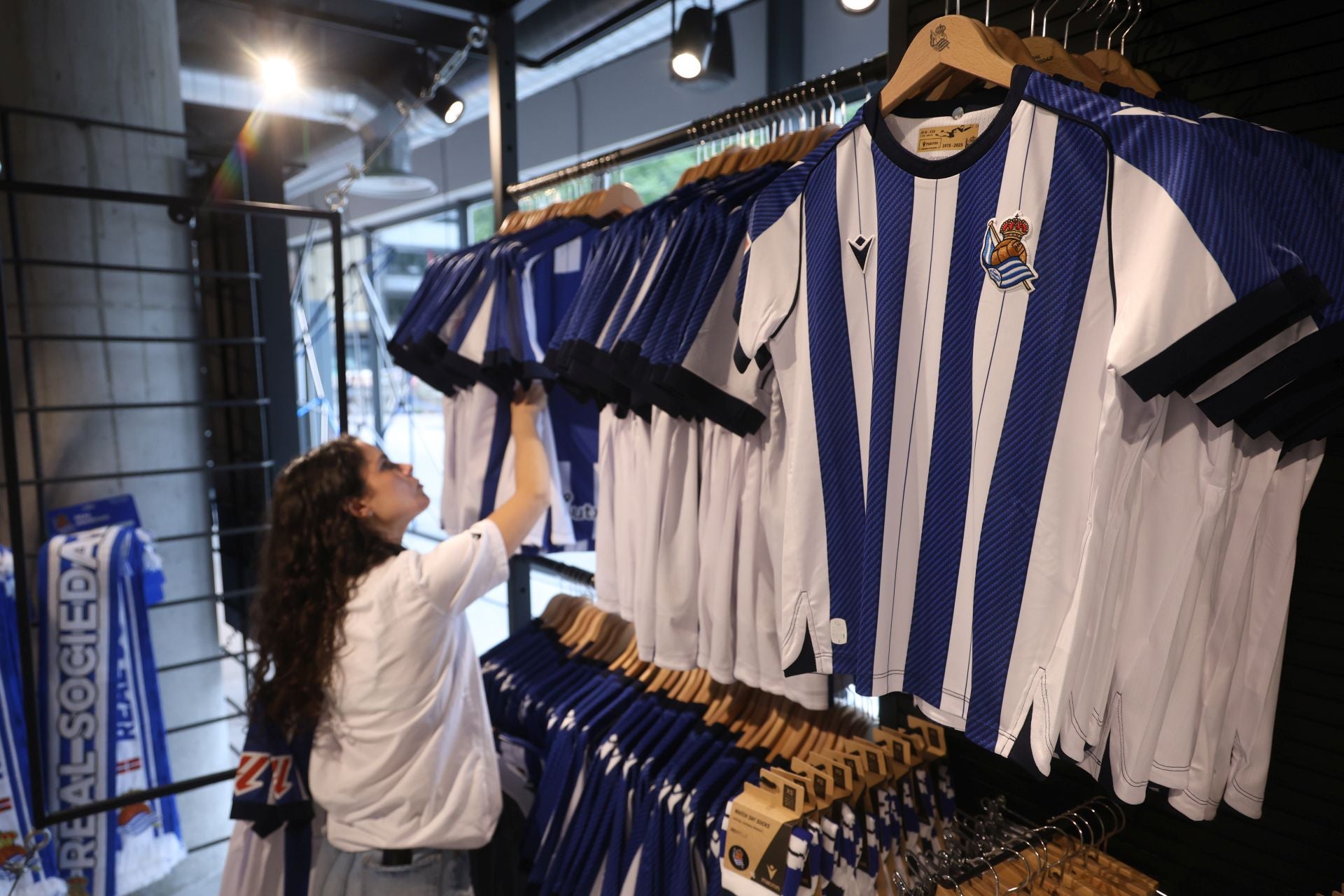 Las primeras equipaciones de la Real ya están vendidas