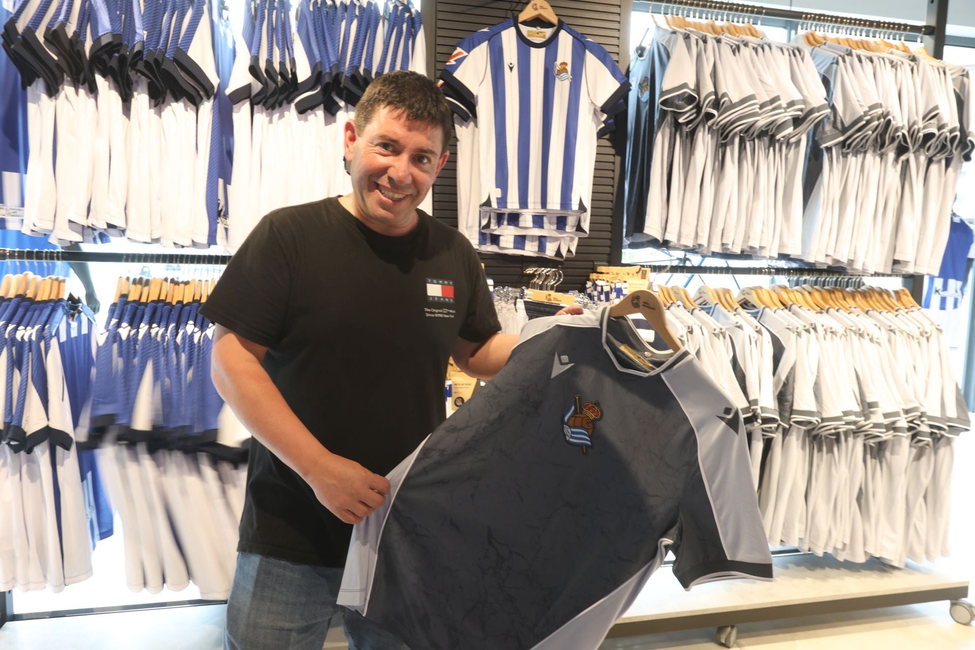 Las primeras equipaciones de la Real ya están vendidas