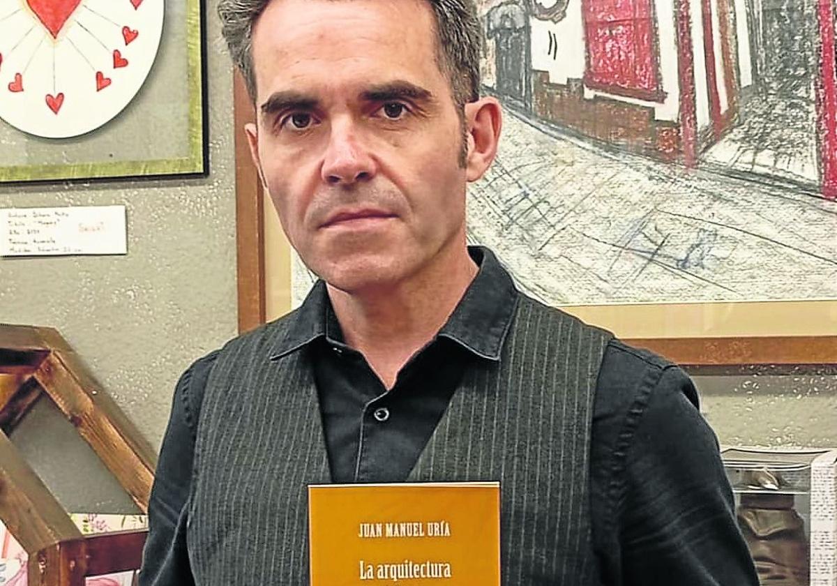 Juan Manuel Uria sosteniendo un ejemplar de su nuevo libro en Noski.