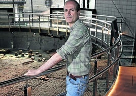 Juanjo Jiménez, director del Museo Oiasso, en el yacimiento de las termas cuya museización se ha inaugurado este año.
