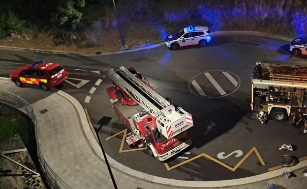 Bomberos y ertzainas esta pasada noche en el lugar del incendio.