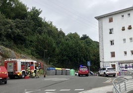 Bomberos en Arrasate continuaban trabajando esta mañana en el edificio afectado por el incendio