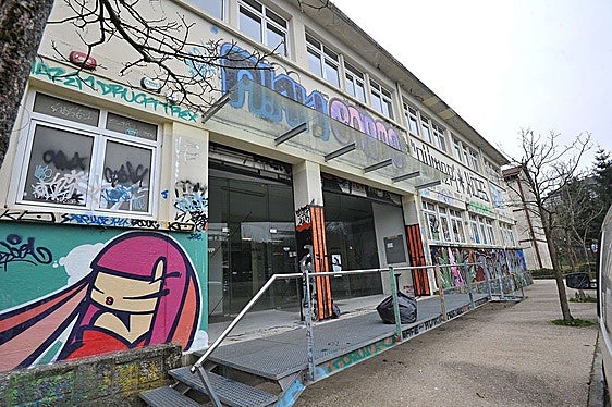 Exterior del edificio que albergaba Arteleku en el barrio de Txomin.