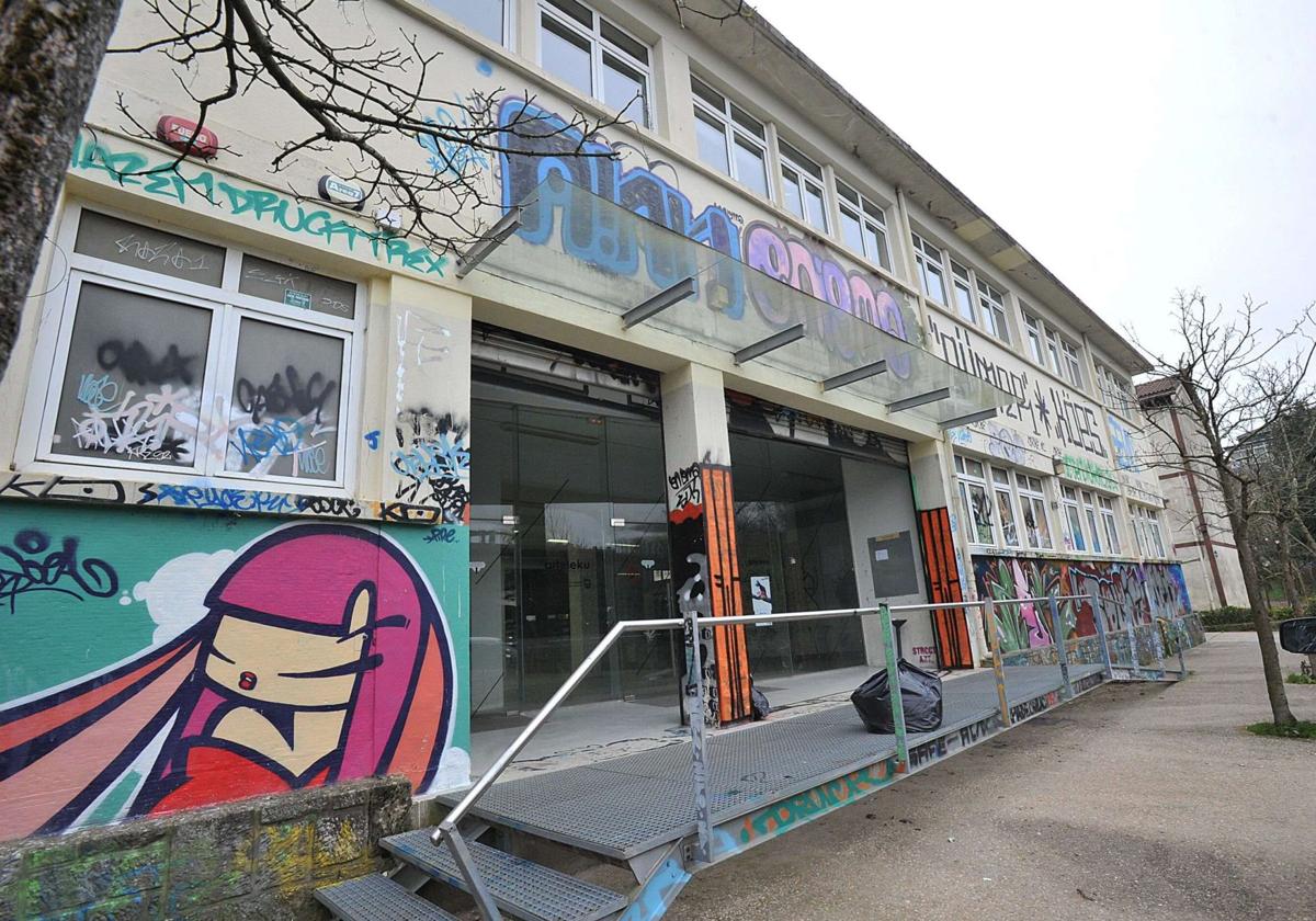 Exterior del edificio que albergaba Arteleku en el barrio de Txomin.
