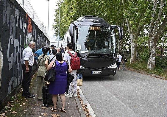 Usuarios de tren esperan para subir a un autobús de Renfe en un corte ferroviario anterior