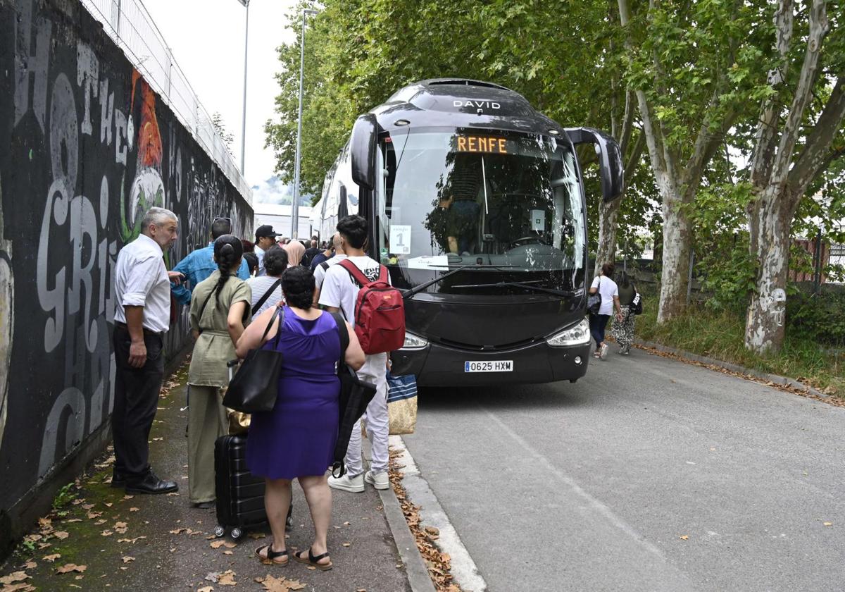 Usuarios de tren esperan para subir a un autobús de Renfe en un corte ferroviario anterior