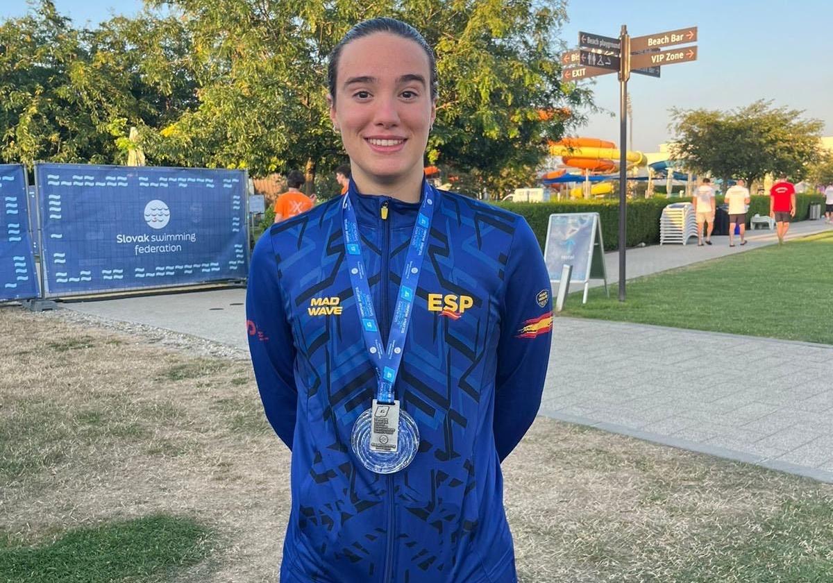 La nadadora Nahia Garrido posa con la medalla de plata.