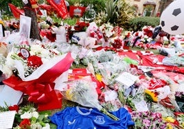 Una camiseta del Everton en el mural de homenaje a Diogo Jota y André en Anfield.