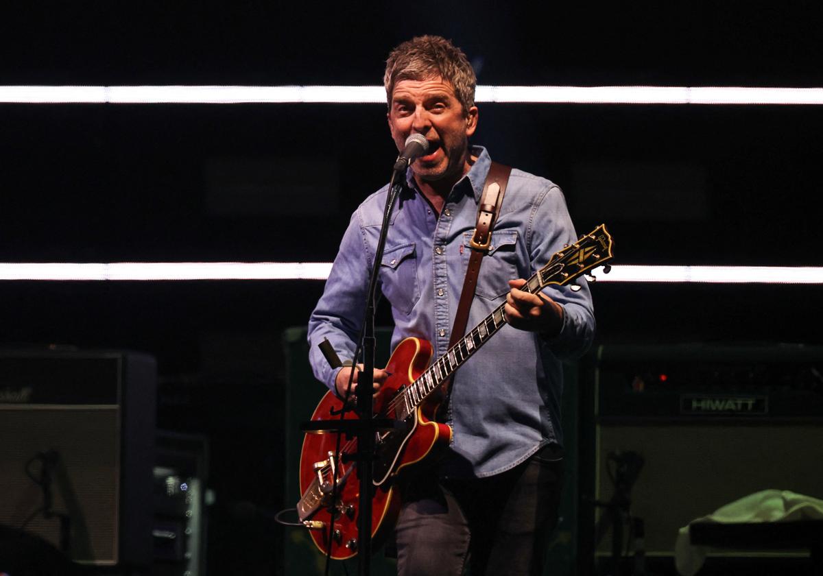 Noel Gallagher, en el concierto de regreso de Oasis, este viernes en Cardiff.
