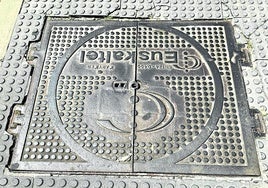 Un lector nos envía esta imagen con el siguiente comentario: «En el cruce de la calle Triunfo con Arrasate hay una tapa de registro vieja en malas condiciones por la que pasan cientos de ciclistas al día. Esta hundida y desencajada con el riesgo de caídas. Al que corresponda se ruega su sustitución por una tapa nueva y evitemos disgustos».
