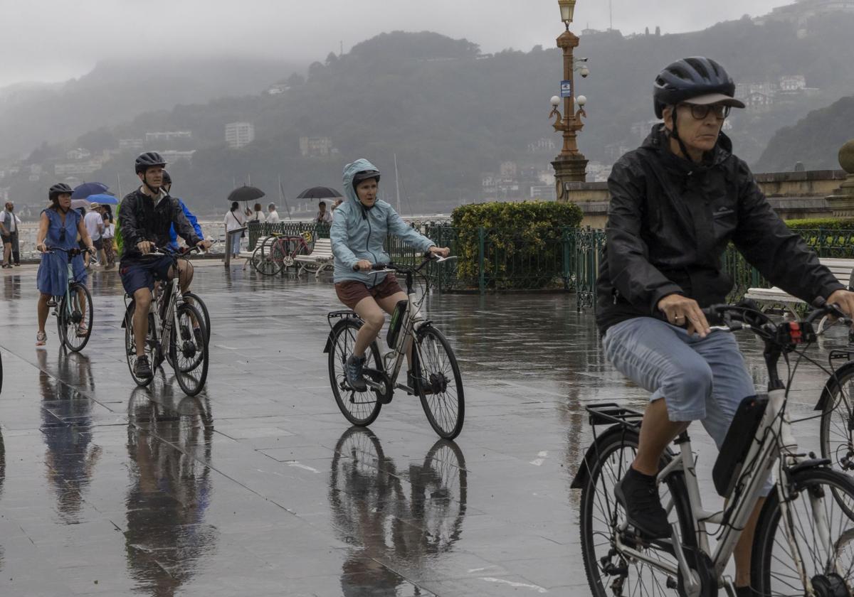 Un grupo de turistas en un día de tormenta en San Sebastián.