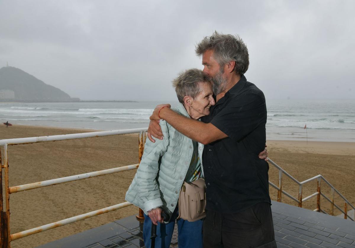 Toño Ramiro abraza a su madre Paqui Castro frente a la playa de la Zurriola de Donostia.