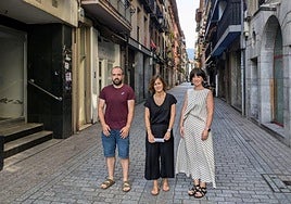 Los ediles Ander Larrañaga y Leire Goenaga junto a la alcaldesa Nagore Alkorta.