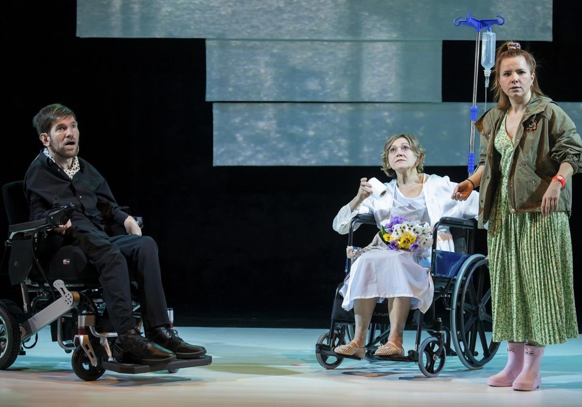 Telmo Irureta, Mireia Gabilondo y Aitziber Garmendia, en una escena de 'Sabes que las flores de plástico nunca han vivido, ¿verdad?'.
