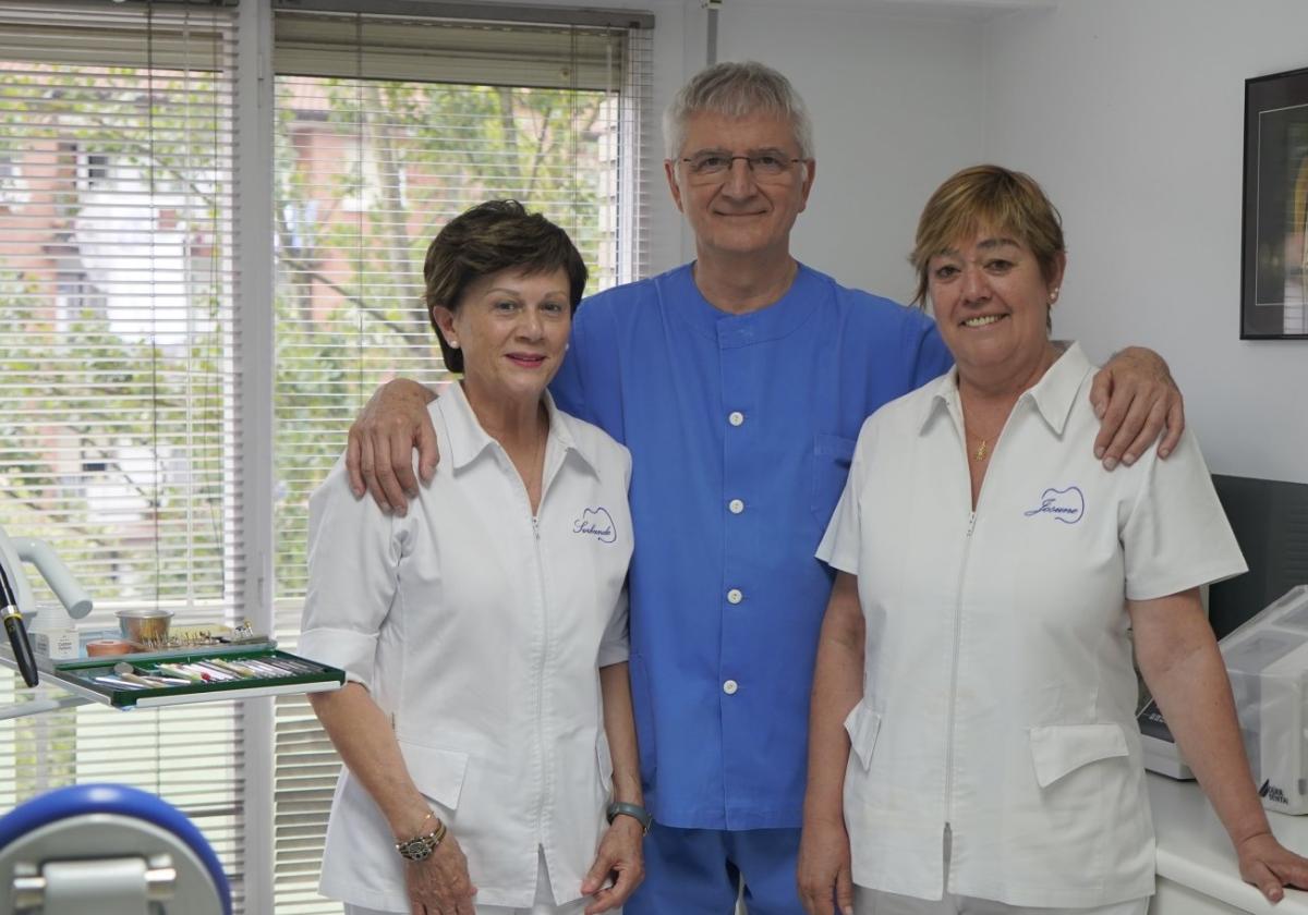 Sorkunde Malaxechevarria, Esteban Zubiria y Josune Urreta, se despiden de su clínica dental, tras 38 años de servicio.