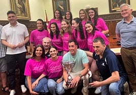 Las jugadoras del Goierri Aldapa en el reciente reconocimiento institucional recibido de Urretxu y Zumarraga.