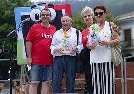 Bittor Larraza y Coro Paternain, emocionados en el reconocimiento recibido por parte de sus compañeros de Ilinti.