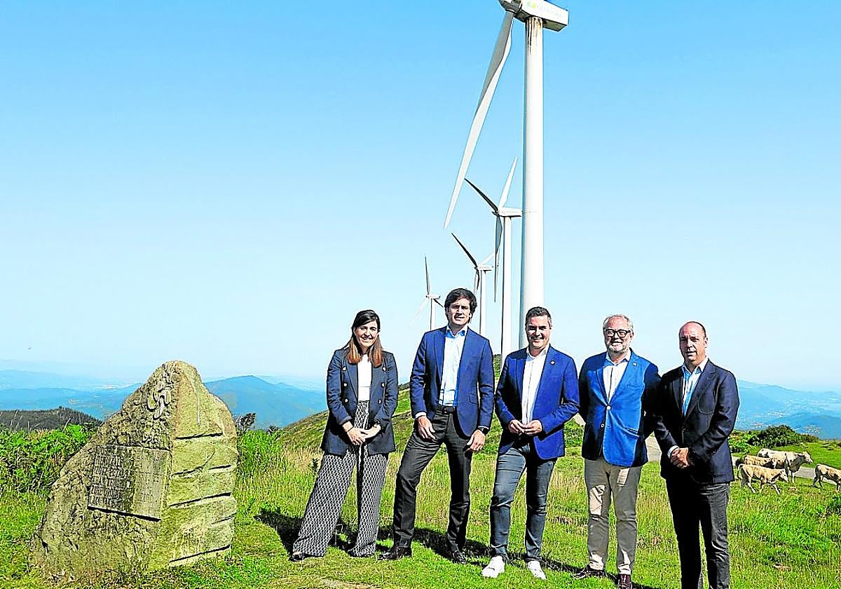 Irantzu Allende, Kerman Gabiola, Mikel Jauregi, Julio Castro y Mikel Amundarain durante el anuncio de la inversión en Labraza (Álava).