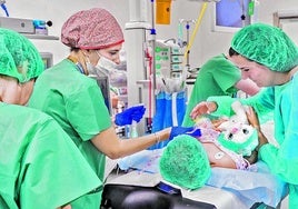 Osakidetza permite a padres acompañar a sus hijos al quirófano por primera vez