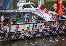 Las remeras de Arraun Lagunak celebran el triunfo en la crono de BIlbao.