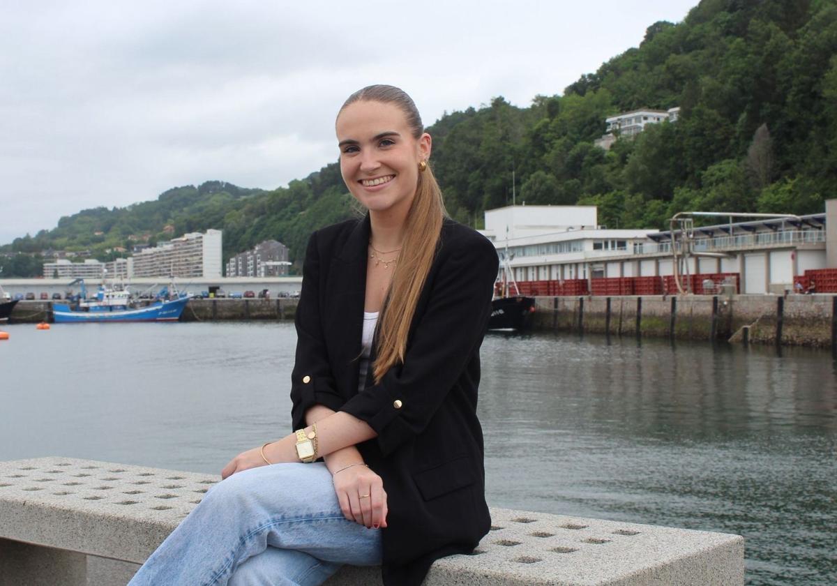 Carla Emazabel está contenta y orgullosa por haber sido elegida para llevar la Kutxa el día de Santiago.